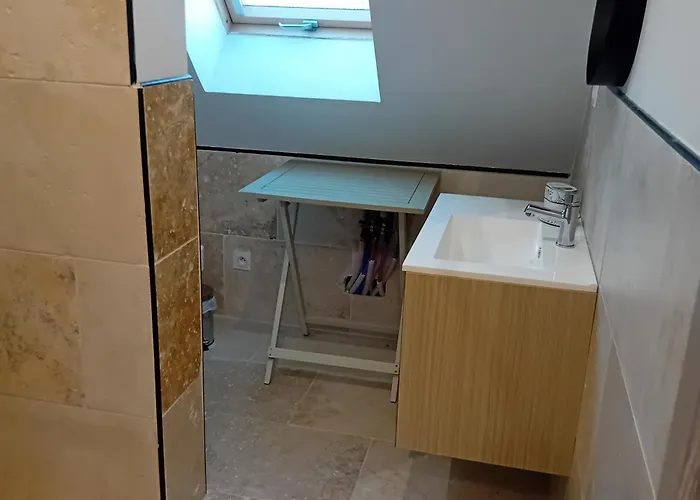 Chez Particulier בית אירוח *